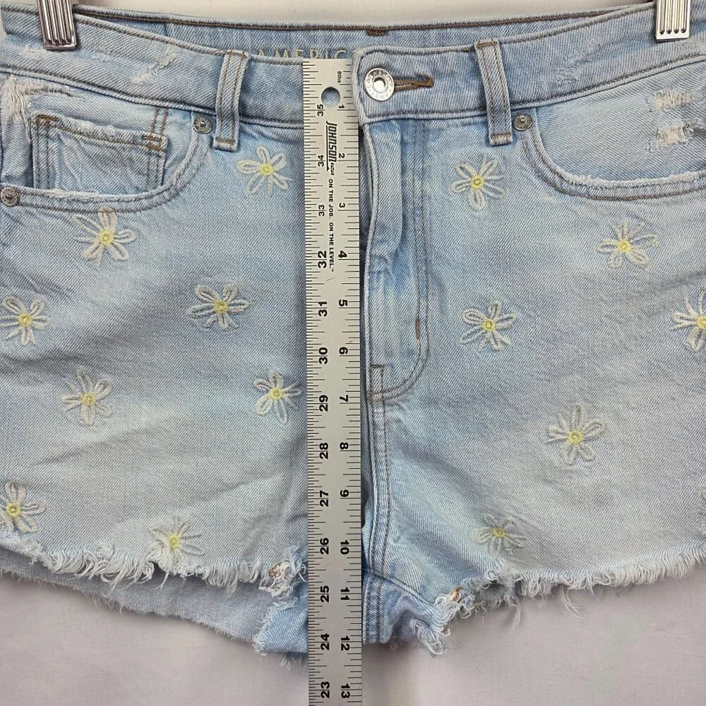 American Eagle Light Wash Daisy Embroidered Denim Shorts Size 4